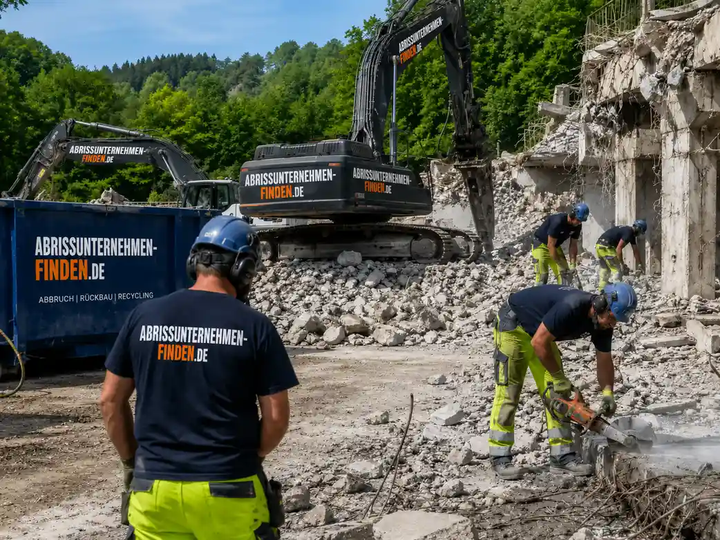 Abrissunternehmen bei professionellen Abrissarbeiten auf einer Baustelle